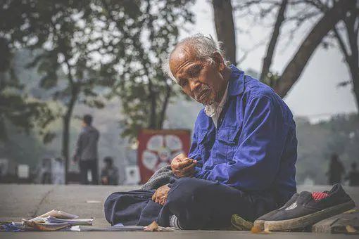 当科幻想象照进家庭伦理、书籍推荐《赡养上帝》 当科幻想象照进家庭伦理、书籍推荐《赡养上帝》